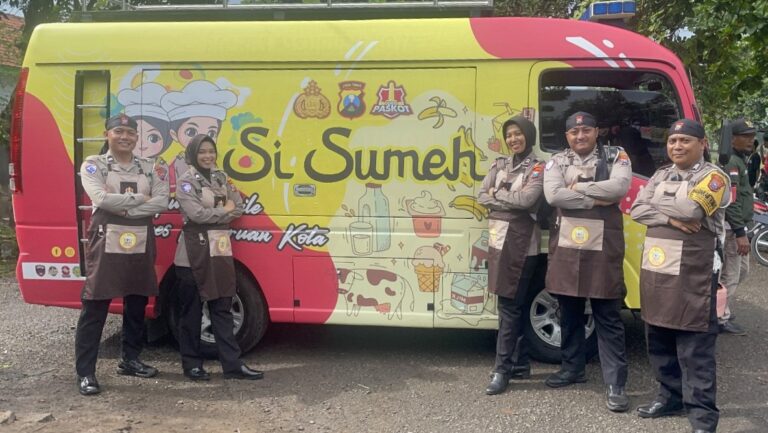 Mobil Si Sumeh Polres Pasuruan Kota Salurkan Bantuan Untuk Korban Banjir di Rejoso