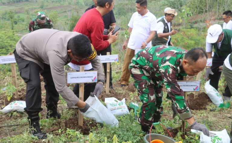 Program Ramah Lingkungan, Polres Probolinggo bersama Forkopimda Gelar Baksos Tanam Pohon Gamal