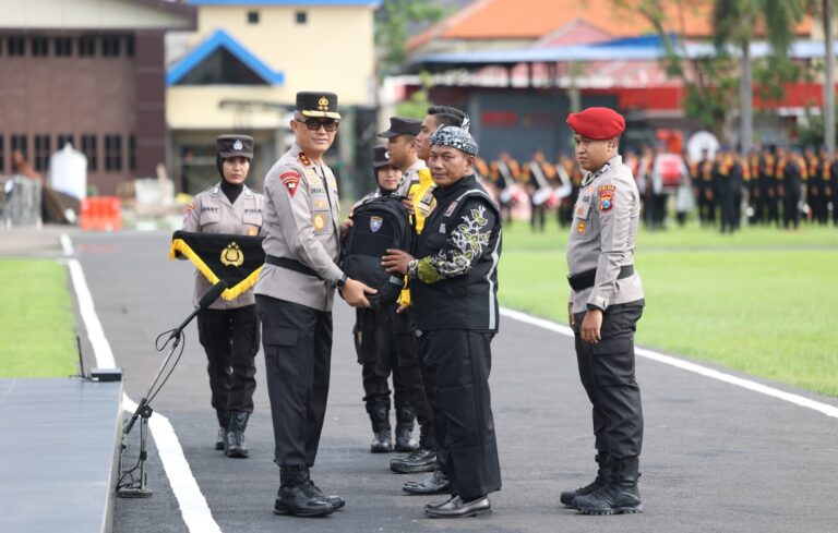 Asistensi Kampung Tangguh dan Polisi RW, Kapolda Jatim Pimpin Apel Besar Petugas Polmas dan Satkamling Pasca Pilkada