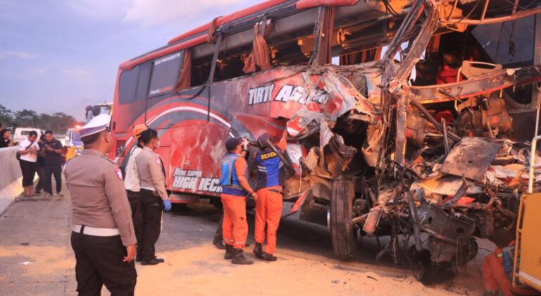 Gerak Cepat Polisi Evakuasi Korban Kecelakaan Bus di Tol Pandaan-Malang