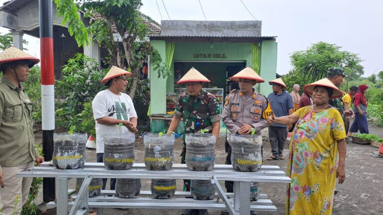 Gelorakan Swasembada Pangan Polisi Serahkan Bibit Tanaman di Tambak Kalisogo Sidoarjo
