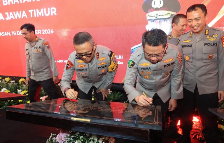 Aiptu Budi Setyo: Bhabinkamtibmas Teladan, Inspiratif, Bersama Sang Istri Menjadi Pelopor Ketahanan Pangan dan Kesehatan Warga   Kota Malang – Keteladanan dan dedikasi ditunjukkan oleh Aiptu Budi Setyo, anggota Bhabinkamtibmas Polsek Sukun Polresta Malang Kota. Tidak hanya menjaga keamanan dan ketertiban di wilayah binaannya.  Ia juga menjadi pelopor ketahanan pangan dengan memanfaatkan lahan sempit di rumahnya di Jl. Pelabuhan Ketapang I RT 4 RW 4, Kelurahan Bakalan Krajan, Kecamatan Sukun, Kota Malang.  Sebagai bentuk dukungan program Asta Cita Ketahanan Pangan, Aiptu Budi memanfaatkan halaman dan area samping rumahnya untuk menanam buah melon dengan sistem tumpang sari.  Selain itu, ia juga budidayakan ikan lele, selain bisa panen ikan lele, air kolam yang ia miliki bisa digunakan menjadi pupuk organik tanaman dikebun mininya tersebut.  Inovasi Aiptu Budi ini membuktikan meski keterbatasan lahan tidak menjadi hambatan baginya untuk mendukung swasembada pangan dan meningkatkan ekonomi secara mandiri untuk keluarga.  “Tujuan saya sederhana, agar keluarga dan waga sekitar rumah bisa memanfaatkan lahan sempit yang mereka miliki. Dengan begini ini, (sambil menunjuk kebunnya) tidak hanya membantu keluarga tetapi juga mendukung ketahanan pangan meski tidak besar,” ujar Aiptu Budi.  Meski kebunnya mini, namun hasil panennya bermanfaat untuk warga sekitar dan siapapun yang membutuhkan, bahkan saat sayur, buah dan lelenya dipanen, tetangga kanan kiri rumah Aiptu Budi juga ikut merasakan.  Sikap dermawan ini telah menjadikan Aiptu Budi sosok anggota Polri yang cukup dikenal di lingkungan Kelurahan Bakalan Krajan.  Tidak hanya dikenal sebagai penggerak ketahanan pangan, Aiptu Budi juga aktif membantu masyarakat dalam berbagai aspek.  Bahkan Aiptu Budi memberi pelatihan warga binaan untuk berternak Ikan Mujaher menggunakan Kolam tradisional atau ekstensif (Aquaponik) hingga membawa nama Kelurahan Bakalan Krajan menjadi kampung Mujaher hingga mendapat Penghargaan dari Dispangtan Jatim.  Terlebih keuletan dan keteladanan Aiptu Budi sebagai anggota Polsek Sukun sangat didukung Sang istri Ika Mustika Fajarini, Amd.Kep, yang juga anggota TNI AD berbangkat Pelda ini dinas dikesatuan RST. Soepraoen Kota Malang.  Aiptu Budi dan Pelda Rini (Sapaannya.. red), juga sering membantu warga dengan memberi bantuan sesuai keahliannya kepada warga Kelurahan Bakalan Krajan.  Dedikasi keduanya begitu luar biasanya. Hinga tak jarang, meskipun tengah malam, keduanya rela mendatangi rumah warga yang membutuhkan bantuan medis atau keperluan mendesak.  Hasil aksi yang dilakukan dari kedua pasangan ini sejalan dengan Polresta Malang Kota dibawah kemimpinan Kombes Pol Nanang Haryono SH, SIK, MSi yang memiliki motto “Kuat Mengabdi, Santun Melayani.”  Sebagai anggota Polsek Sukun Polresta Malang Kota, Komitmen Aiptu Budi Setyo untuk melayani masyarakat dengan sepenuh hati telah menjadi inspirasi bagi banyak orang.  “Selama saya dan istri bisa membantu, tak usahakno budal masio bengi, opo maneh menyangkut kemanusiaan dan darurat, mosok ate ditunda mas.. (saya usahakan berangkat meski malam hari, apa lagi kondisi darurat masak ditunda.. red)” ungkap Aiptu Budi dengan gaya bahasa Malangan.  Ia bukan hanya sebagai anggota Polisi dan TNI yang ramah dan ringan tangan, tetapi pasangan yang sudah dikaruniai dua momongan ini, mampu membuktikan, sebagai aparat keamanan bisa menjalani dan melakukan bidang lain, termasuk ketahanan pangan dan pelayanan kesehatan.  Bagi warga Kelurahan Bakalan Krajan, sosok Aiptu Budi dan istrinya Pelda Rini adalah wujud nyata kehadiran Polisi dan TNI yang humanis dan dekat dengan masyarakat. Dedikasi tinggi sebagai pengingat, bahwa kepedulian terhadap sesama tidak mengenal batas waktu dan profesi.  Melalui ketahanan pangan dan pelayanan medis yang dilakukan bersama istrinya Pelda Rini , Aiptu Budi membuktikan bahwa hal kecil yang dilakukan dengan hati besar mampu memberi dampak yang luar biasa.  Keduanya pantas menyandang gelar anggota Polri dan TNI teladan, tidak hanya sesama anggota aparat Kepolisian ataupun TNI, tetapi juga bagi masyarakat luas.