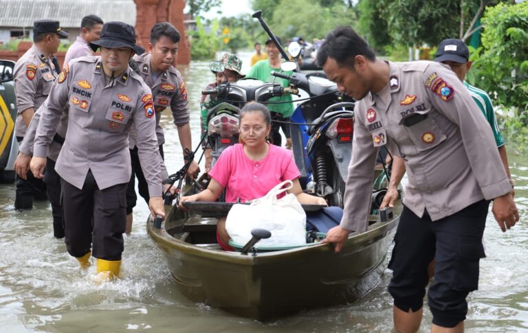 Aksi Heroik Polres Mojokerto Demi Keselamatan Masyarakat,Terjang Banjir Salurkan Bantuan dan Evakuasi Warga