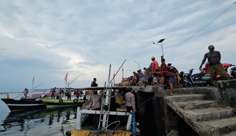 Polres Probolinggo Kirim Bantuan Air Mineral ke Warga Pulau Gili Ketapang