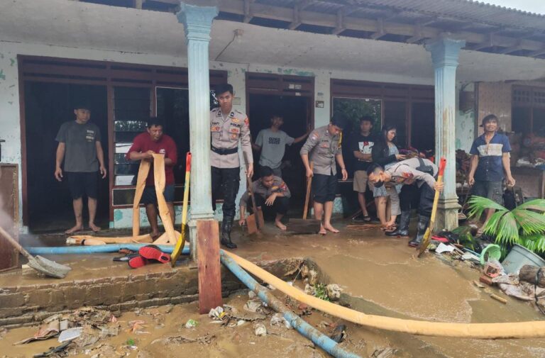 Polisi Peduli, Polres Blitar Salurkan Bantuan dan Siapkan Dapur Umum untuk Warga Terdampak Banjir