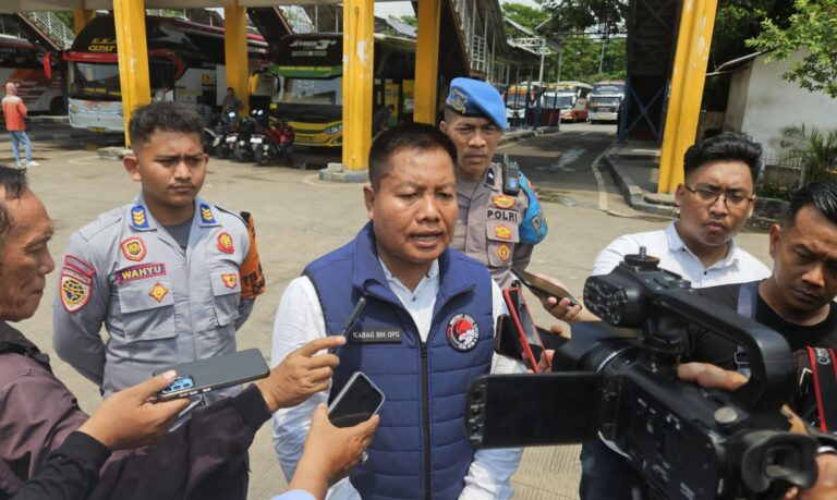 Ops Lilin Semeru 2024, Polda Jatim Gelar Tes Urine Pengemudi Bus di Terminal Purabaya