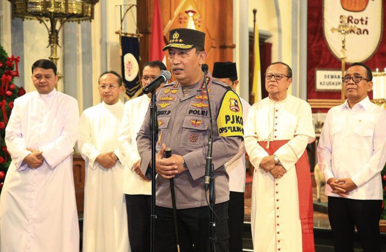 Misa Malam Natal Menkopolkam-Kapolri Sambangi Gereja Katedral Jakarta