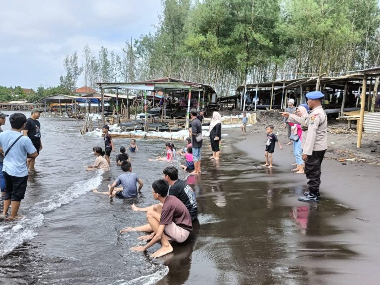Polres Jember Siagakan Personel di Pantai Saat Ops Lilin Semeru 2024, Antisipasi Bencana Hidrometeorologi