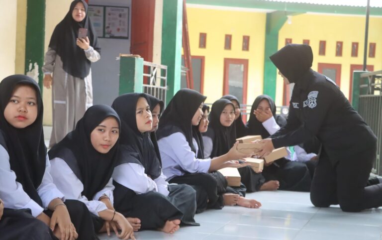 Wujudkan Program Asta Cita Polres Probolinggo Berbagi Makanan Bergizi di Sekolah