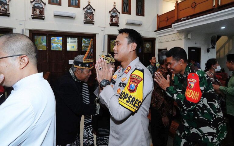 Polres Ponorogo dan Forkopimda Gelar Patroli Pastikan Ibadah Natal Berjalan Aman dan Khidmat