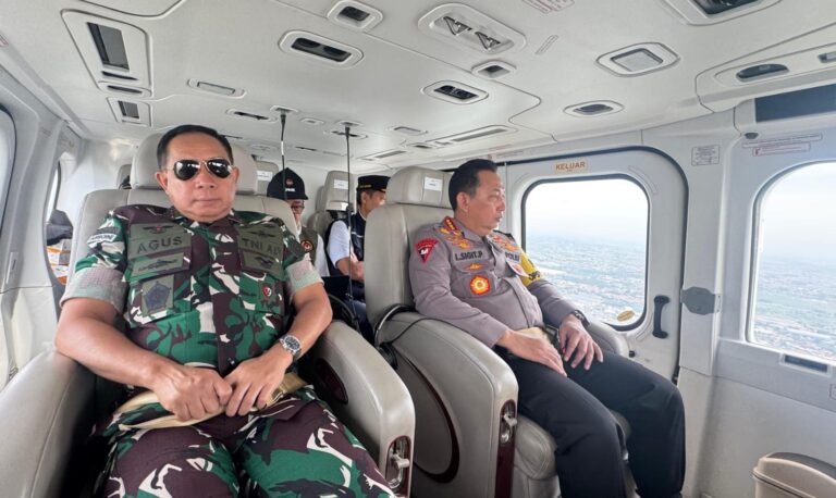 Kapolri dan Panglima TNI dan Para Menteri Pantau Jalur Mudik via Udara, Pastikan Lalu Lintas Lancar