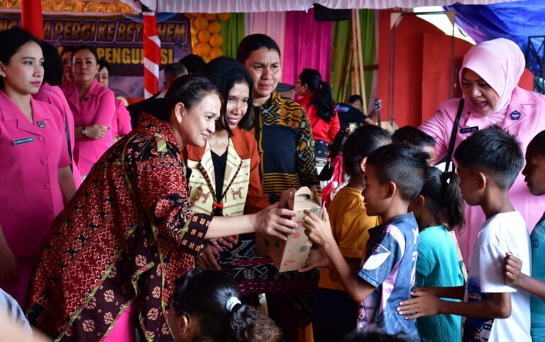 Ketua Umum Bhayangkari Rayakan Natal Bersama Korban Erupsi Gunung Lewotobi