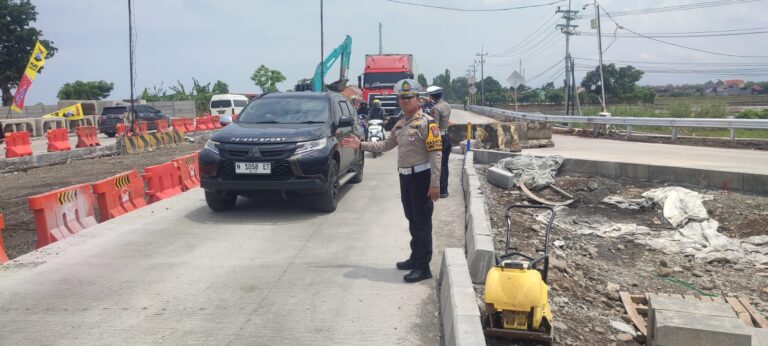 Antisipasi Arus Balik Polres Probolinggo Buka Satu Arah Tol Fungsional Probowangi Segmen Kraksaan-Gending