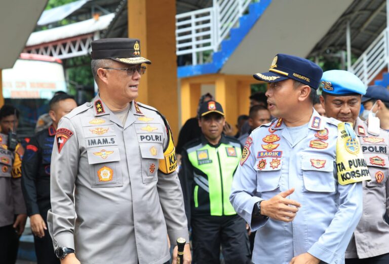 Pastikan Keamanan Malam Tahun Baru, Kapolda Jatim Cek Pospam dan Posyan