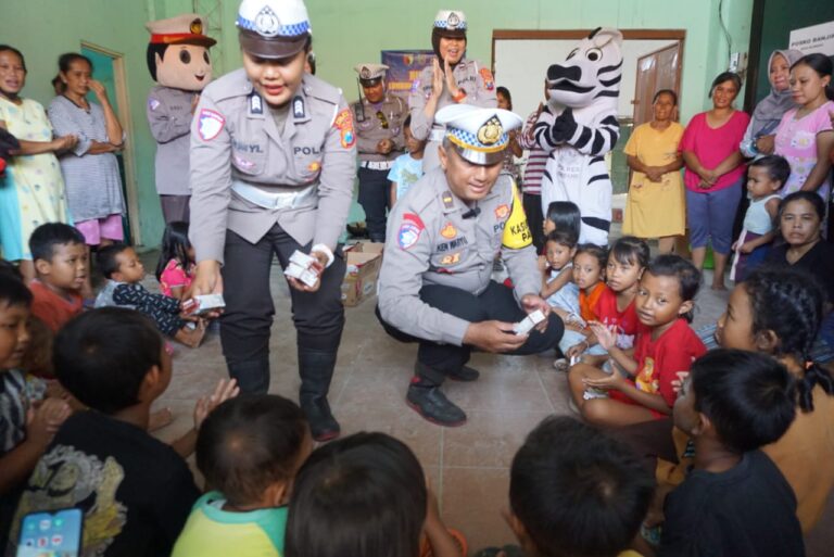 Polres Jombang Beri Trauma Healing Untuk Anak-anak Terdampak Banjir