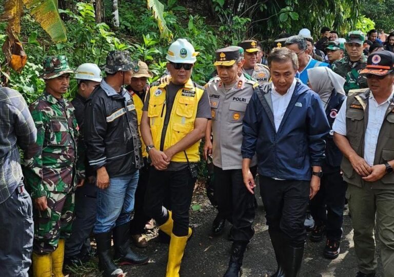 Kapolda Jabar Tinjau Lokasi Bencana di Sukabumi dan Salurkan Bantuan