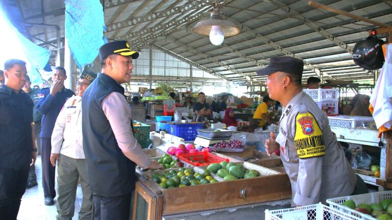 Jelang Nataru: Polresta Malang Kota Kawal Kunjungan Kemendag RI, Sidak dan Pantau Stabilitas Harga di Pasar Madyopuro