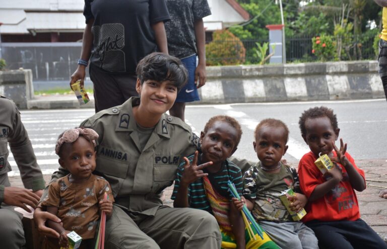 Dukung Tumbuh Kembang Anak Papua, Personel Ops Damai Cartenz-2025 Berbagi Susu Kotak di Mimika