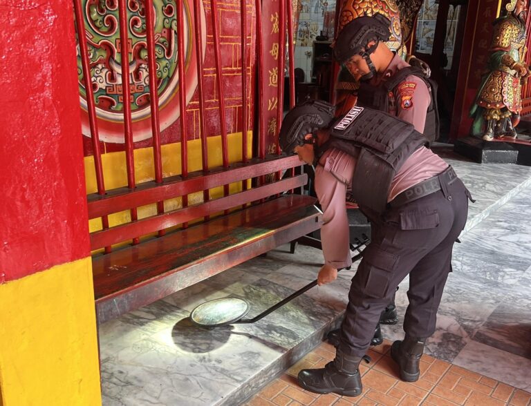 Jelang Imlek Polres Tanjungperak Sterilisasi Sejumlah Klenteng di Surabaya