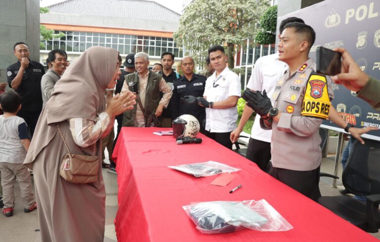Senyum Seorang Ibu Rumah Tangga di Gresik Saat Polisi Temukan Motor dan Kembalikan Kurang dari 24 Jam