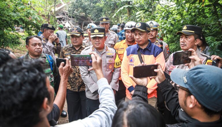 Polres Jombang Bersama TNI, Bantu Pencarian Korban Tanah Longsor