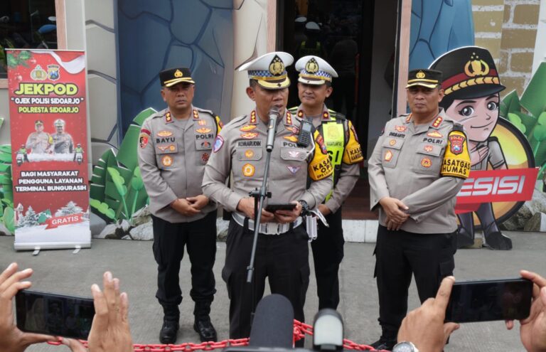 Polda Jatim Siagakan 100 Personel Gabungan di Bundaran Waru, Malam Pergantian Tahun Berjalan Lancar