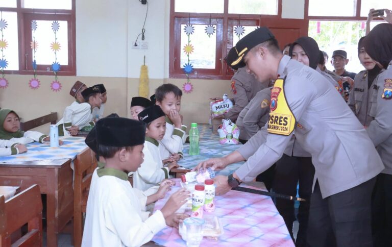 Jumat Berkah, Polres Jember Berbagi Makanan Bergizi Untuk Pelajar Sekolah Dasar
