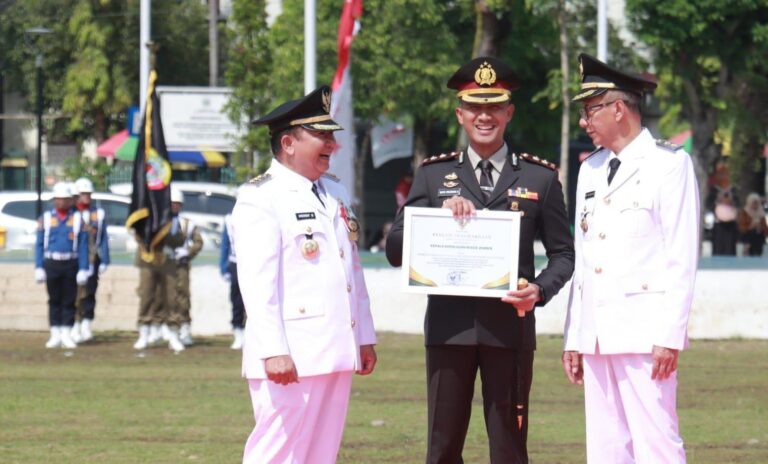 Kapolres Jember Terima Dua Penghargaan dalam Upacara Hari Jadi Kabupaten Jember ke-96