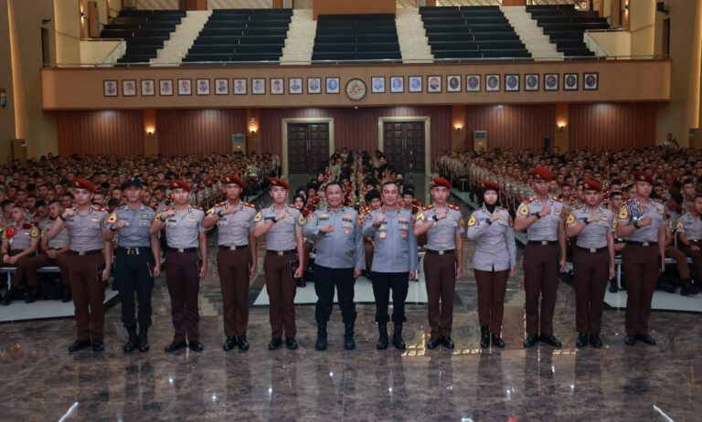 Kadivhumas Berikan Pin Brivet Kepada 10 Taruna Akpol Dengan Nilai Sertifikasi Kehumasan Terbaik