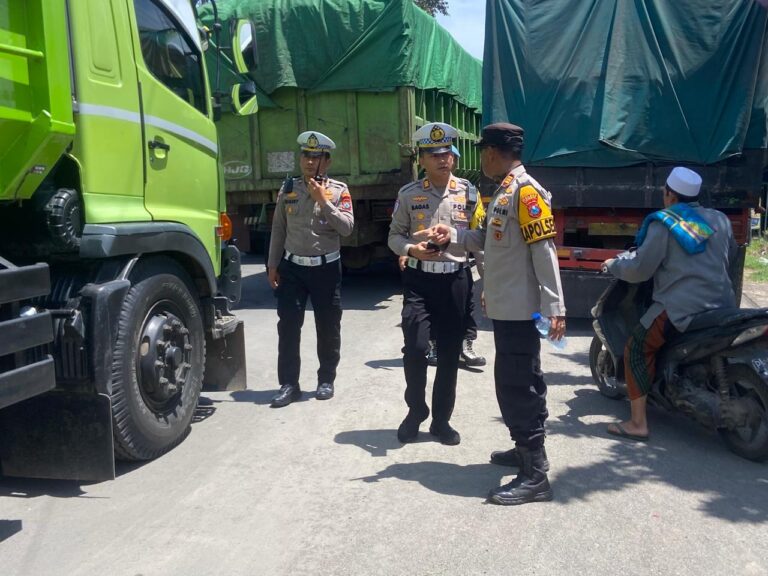 Polres Jember Mediasi Warga yang Blokade Jalan Raya Puger, Arus Lalulintas Kembali Normal