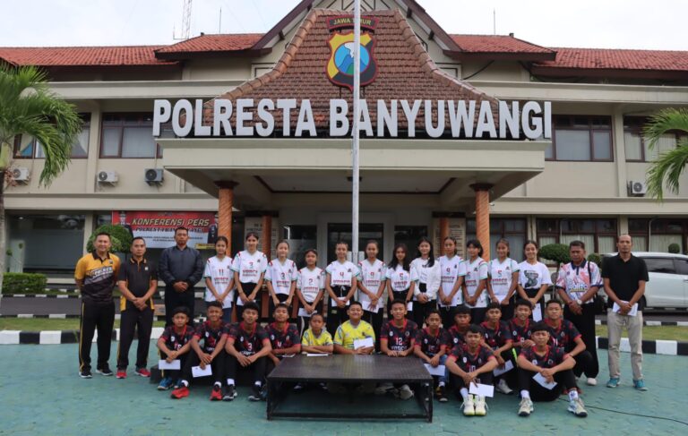 Kapolresta Banyuwangi Lepas Atlet Bola Voli U-15 Menuju Kejurprov Jatim di Sidoarjo