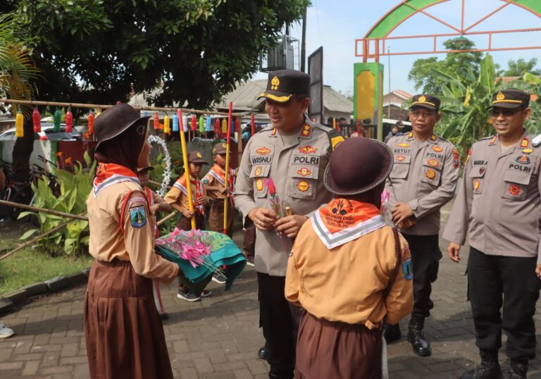 Jumat Berkah, Kapolres Probolinggo Berbagi Makanan Bergizi Untuk Siswa Sekolah Dasar