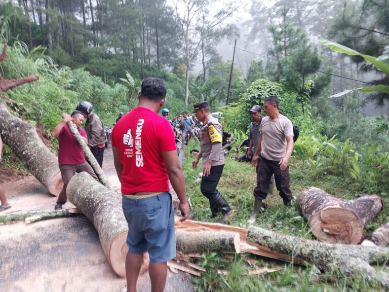Sigap, Polisi bersama Warga Tangani Longsor di Ponorogo, Jalur Ngrayun-Jajar Kembali Lancar