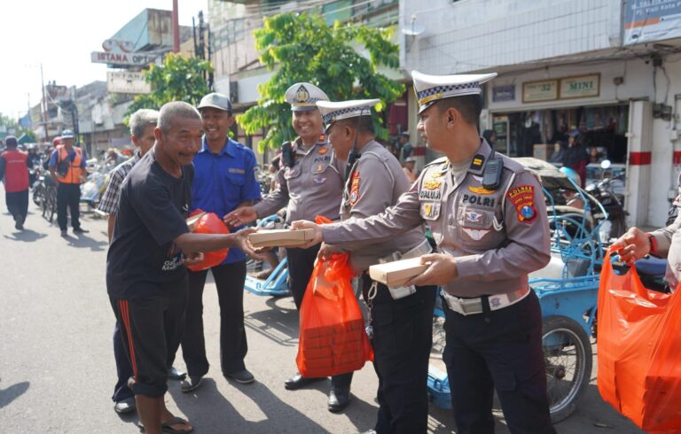Jumat Berkah Polres Probolinggo Kota Berbagi Ratusan Nasi Bungkus di Pasar Baru