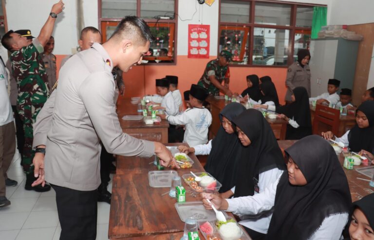 Sukseskan Asta Cita Kapolres Jember Bagikan Makanan Bergizi untuk Siswa SD
