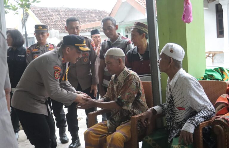 Polres Mojokerto Beri Santunan Duka Kepada Korban Ledakan di Puri
