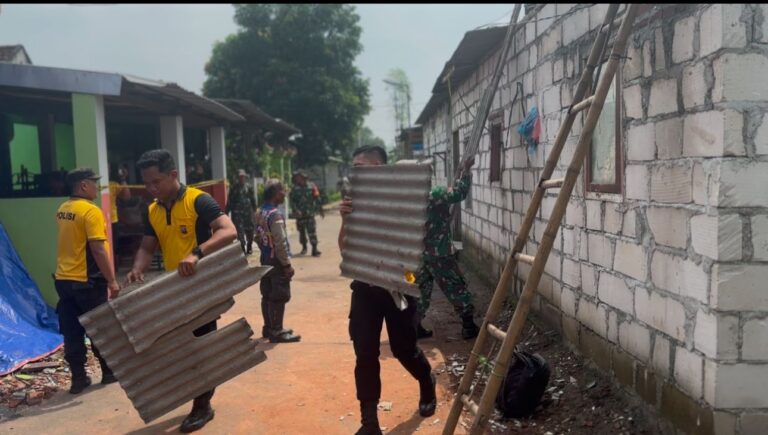 Sinergitas, Polisi dan TNI Bantu Perbaiki Rumah Terdampak Ledakan di Puri Mojokerto