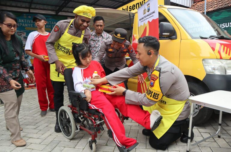 Mobil Senyum Polres Tulungagung Hadir Berbagi Makanan Bergizi, Pelajar SLB Riang Hati