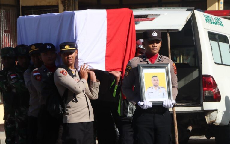 Gugur dalam Tugas, Jenazah Bripka Anumerta Ronald M. Enok Diterbangkan ke Jayapura dan Dimakamkan di Sentani