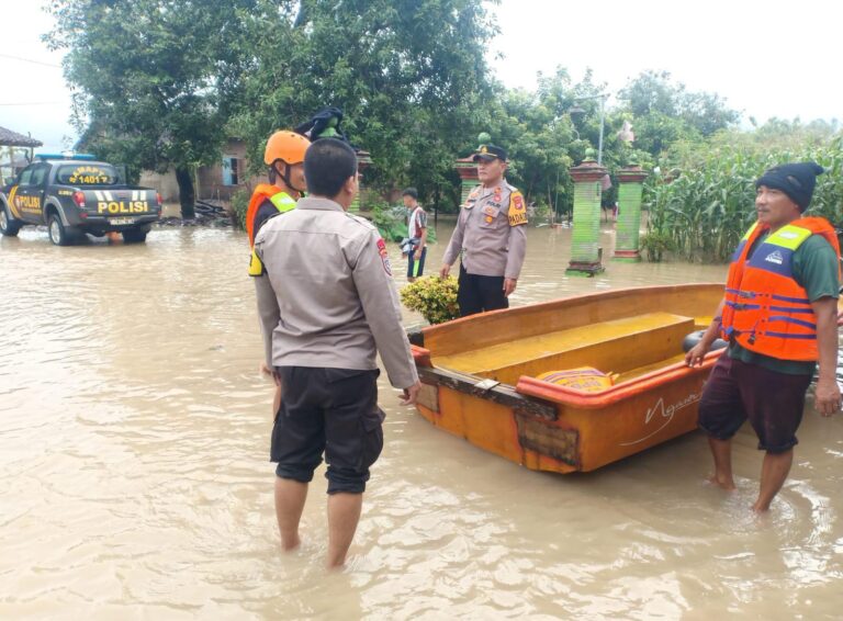 Sinergitas Polisi dan TNI Tanggap Bencana Sigap Bantu Warga Terdampak Banjir di Ngawi