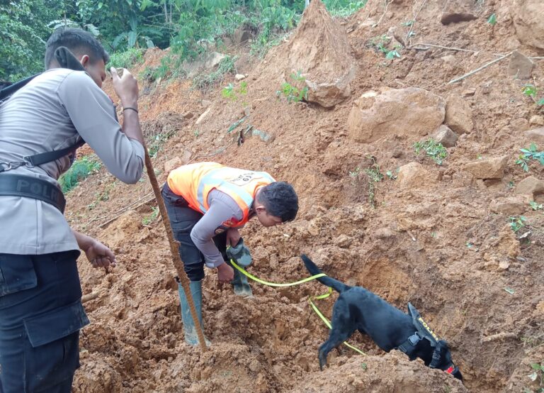 Brimob Bergerak Bantu Evakuasi Korban Banjir dan Longsor di Jateng