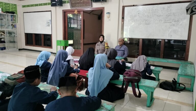 Bu Bhabin Polres Ngawi Ngajar Ngaji Bangun Moral Generasi Sejak Dini