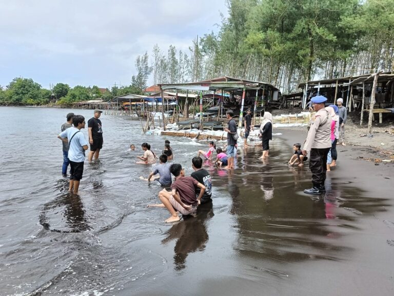 Libur Panjang, Polres Jember Tingkatkan Pengamanan di Sejumlah Lokasi Wisata Pantai