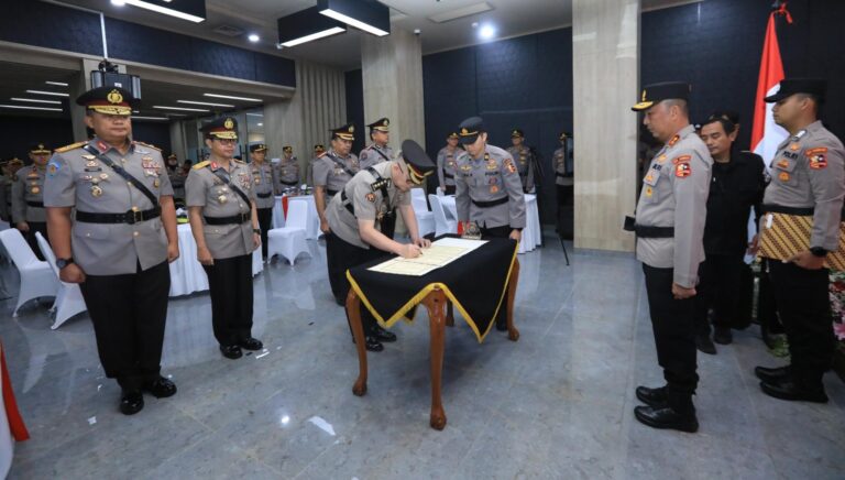 Pimpin Sertijab, Irjen. Pol. Sandi Tekankan Humas Fungsi Utama Polri