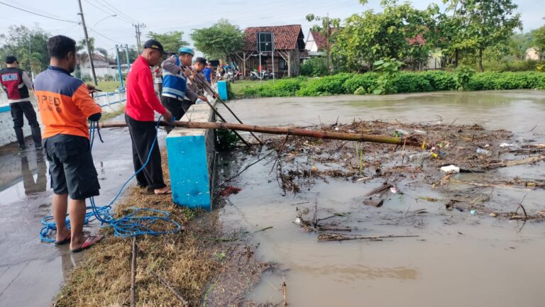 Tanggap Bencana, Polisi Bersama TNI dan Warga Bersihkan Sampah di Aliran Sungai Kali Ulo Magetan