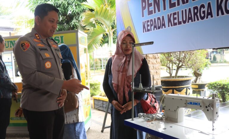 Dukung Pemulihan Ekonomi, Polres Malang Beri Modal Usaha Untuk Keluarga Korban Kanjuruhan