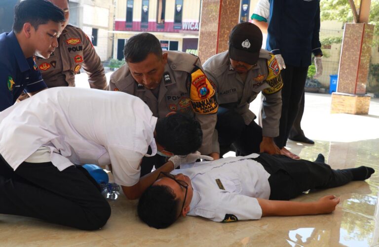 Polres Pelabuhan Tanjungperak Bekali Bhabinkamtibmas dengan Pelatihan PPGD