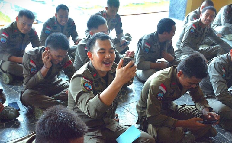 Momen Haru Keluarga Personel Ops Damai Cartenz-2025 Beri Dukungan Lewat Udara