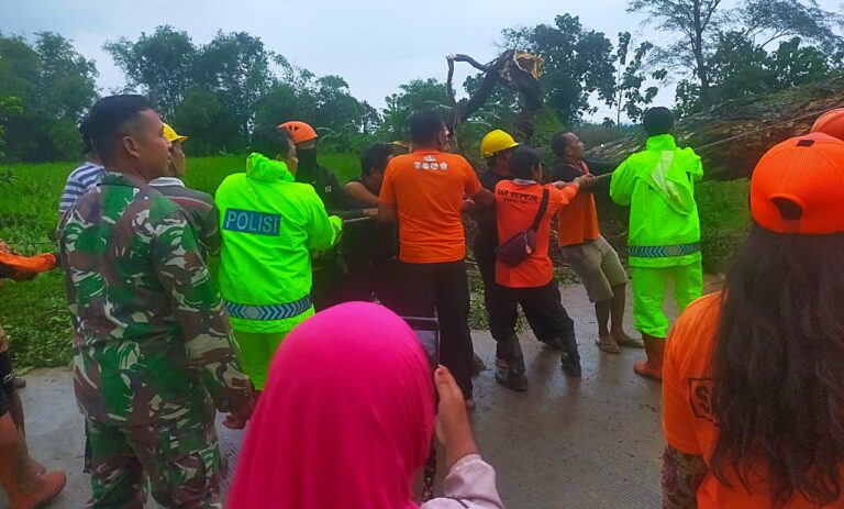 Sinergitas Polres Ngawi bersama TNI Gotong Royong Tangani Bencana Hidrometeorologi