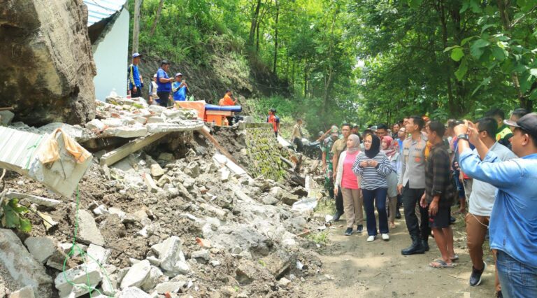 Polres Ponorogo bersama Forkopimda Tinjau Lokasi Longsor di Slahung